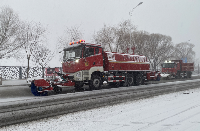 华亿(中国)官方除冰雪装备全力投入破冰作业，助力北京道路交通安全